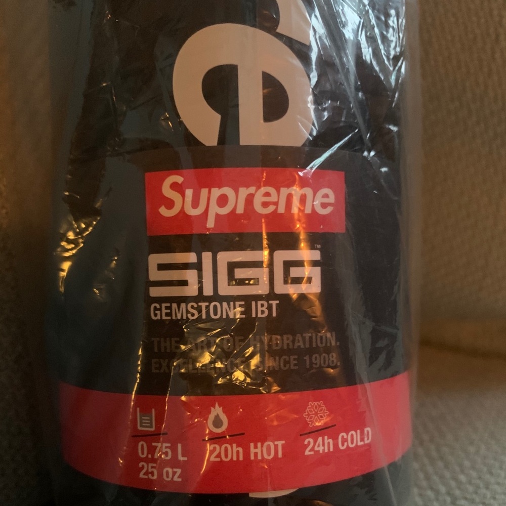 Supreme/SIGG Insulated 25oz Bottle - Picture 3 of 5
